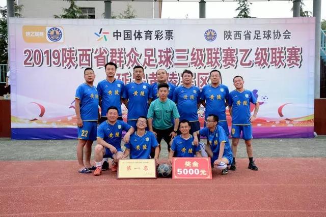 空姐跪地事件后续：东航报案并断绝关系，相关公司紧急澄清